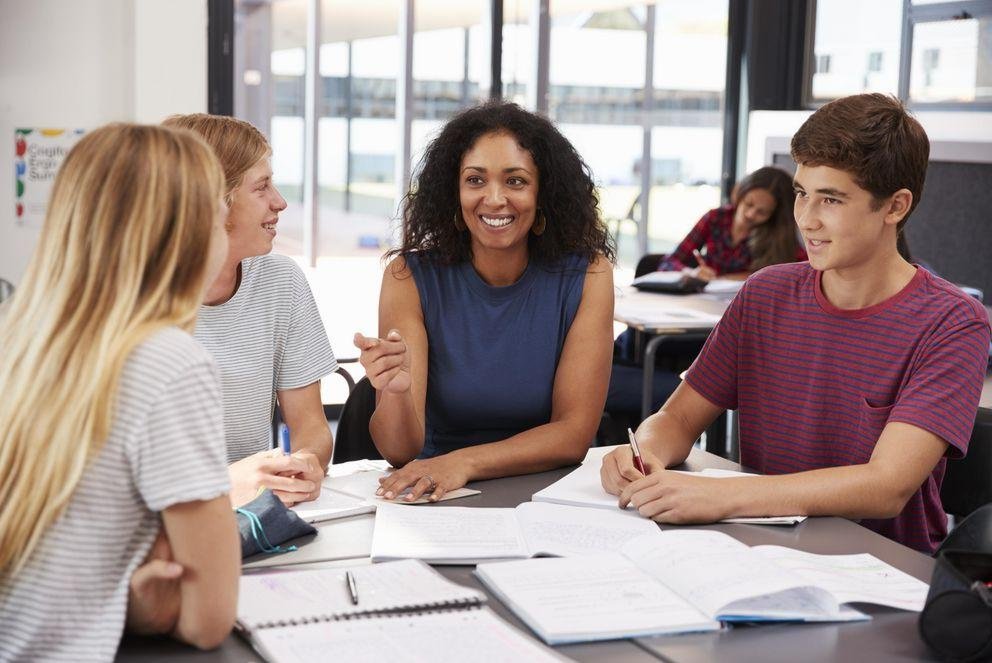 Studierende im Gespräch mit Mentorin