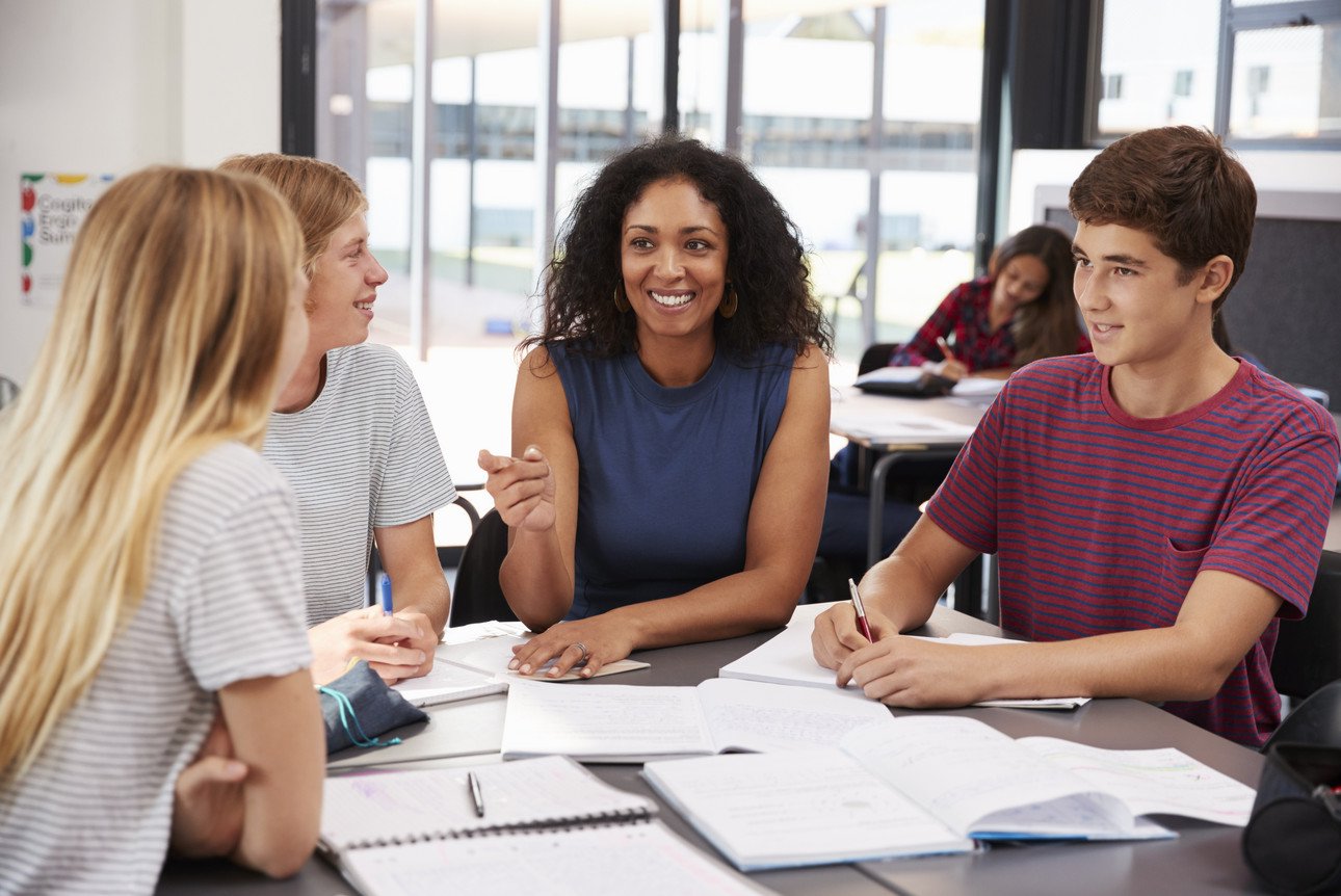 Studierende im Gespr&auml;ch mit Mentorin