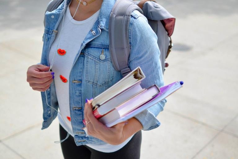 Mädchen mit Büchern im Arm