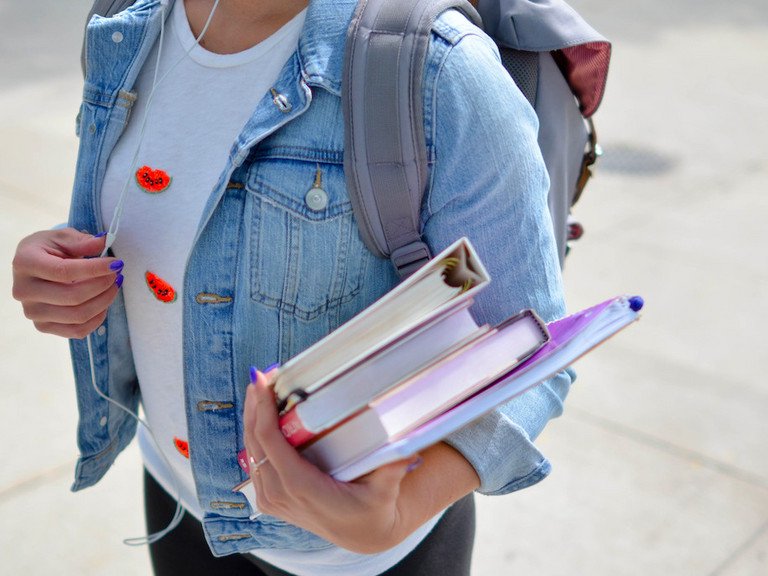 Mädchen mit Büchern im Arm