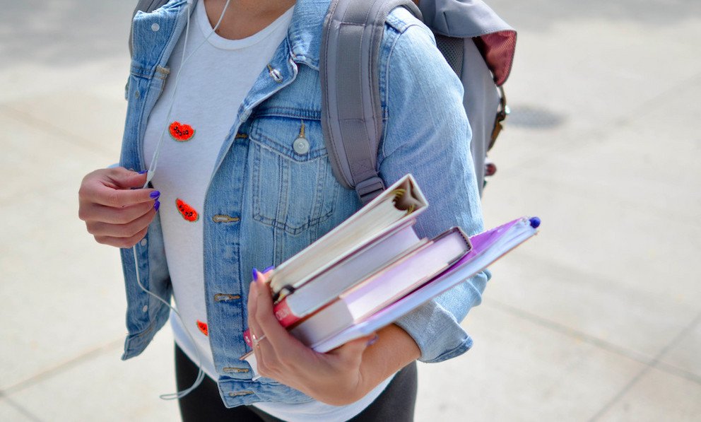Mädchen mit Büchern im Arm