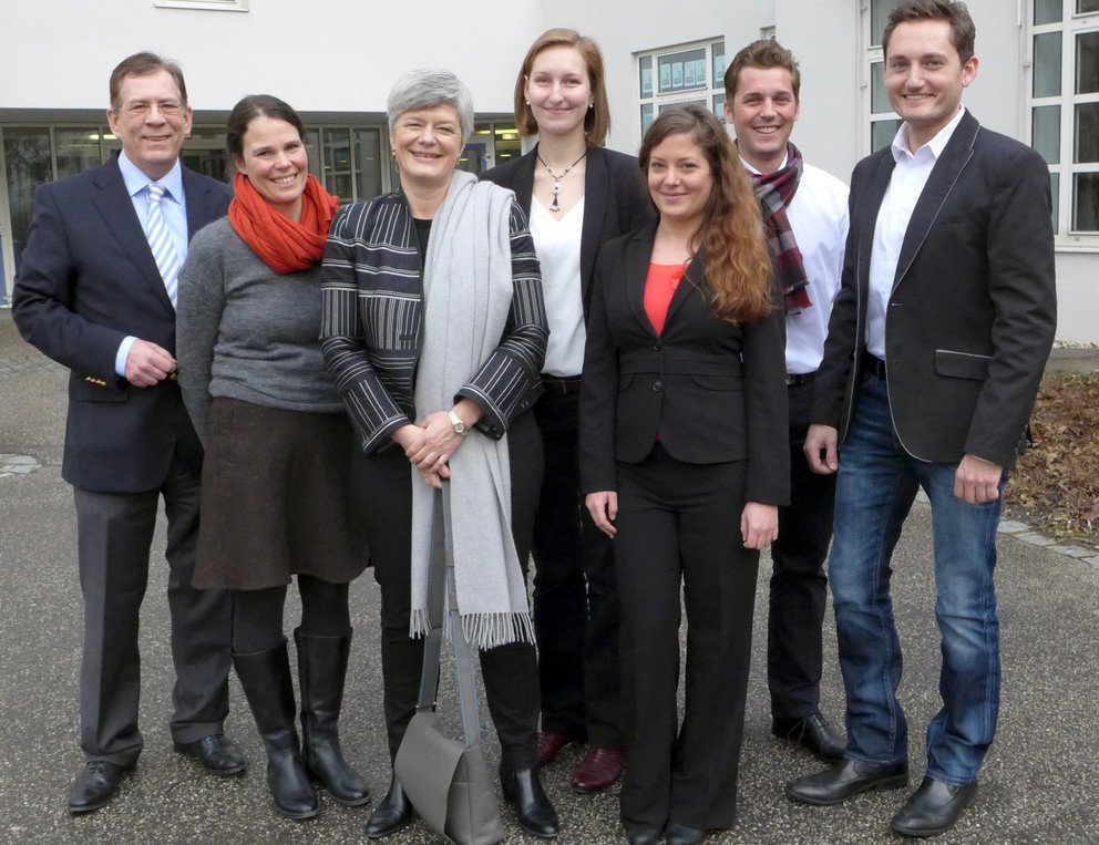 Von links: Martin Frank, IHK Niederbayern, Heidemarie Bartl, Wirtschaftsforum der Region Passau, Prof. Dr. Carola Jungwirth, Lehrstuhl f&uuml;r Internationales Management der Universit&auml;t Passau, Franziska Dachner und Jenny Bennett (beide ISG GmbH) sowie Robert Pfeffer und Robert Richter, Projektmanager der Wissensinitiative Passau Plus. Foto: Universit&auml;t Passau
