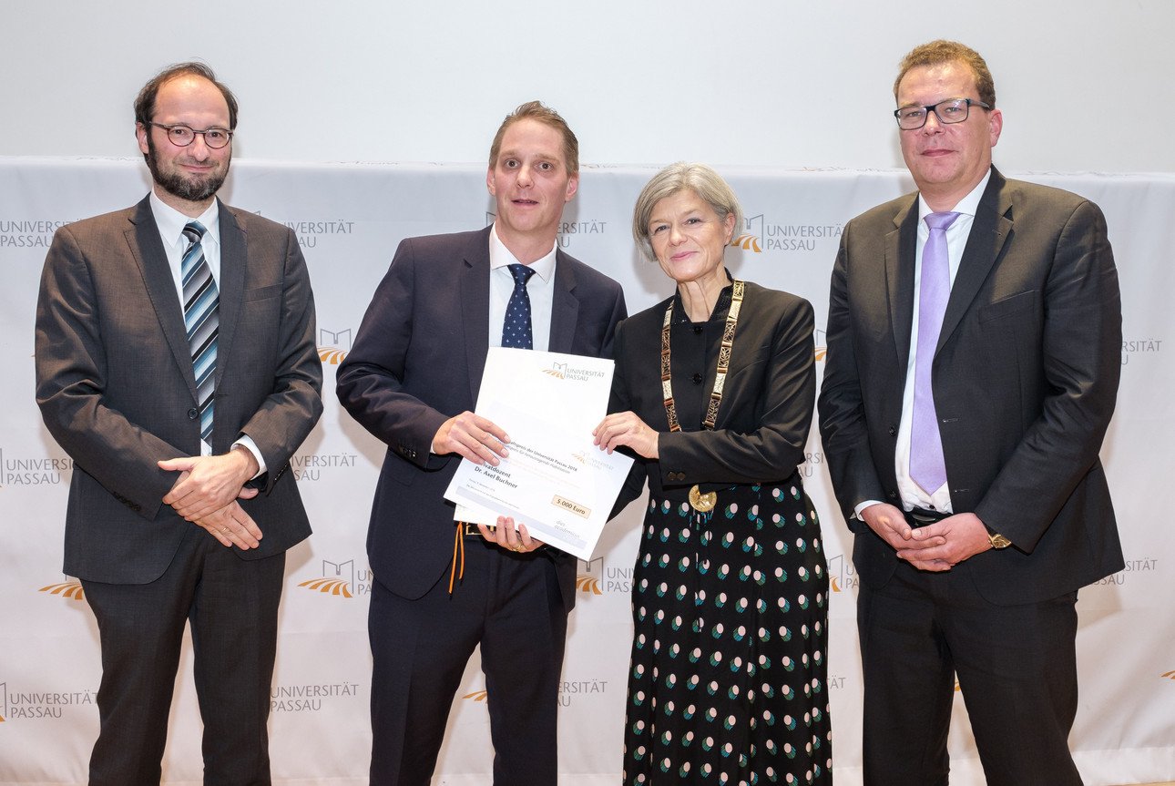 Preis&uuml;bergabe an Privatdozent Dr. Axel Buchner
