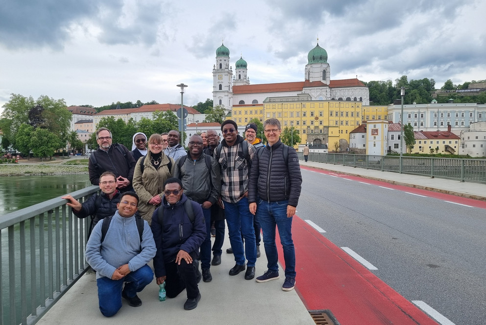 Teilnehmende der Konferenz beim Stadtrundgang auf der Marienbr&uuml;cke in Passau, rechts im Bild Prof. Dr. Bernhard Bleyer,  Inhaber des Lehrstuhls Theologische Ethik an der Universit&auml;t Passau; Foto: privat