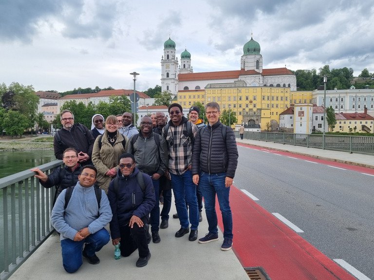 Teilnehmende der Konferenz beim Stadtrundgang auf der Marienbr&uuml;cke in Passau, rechts im Bild Prof. Dr. Bernhard Bleyer,  Inhaber des Lehrstuhls Theologische Ethik an der Universit&auml;t Passau; Foto: privat