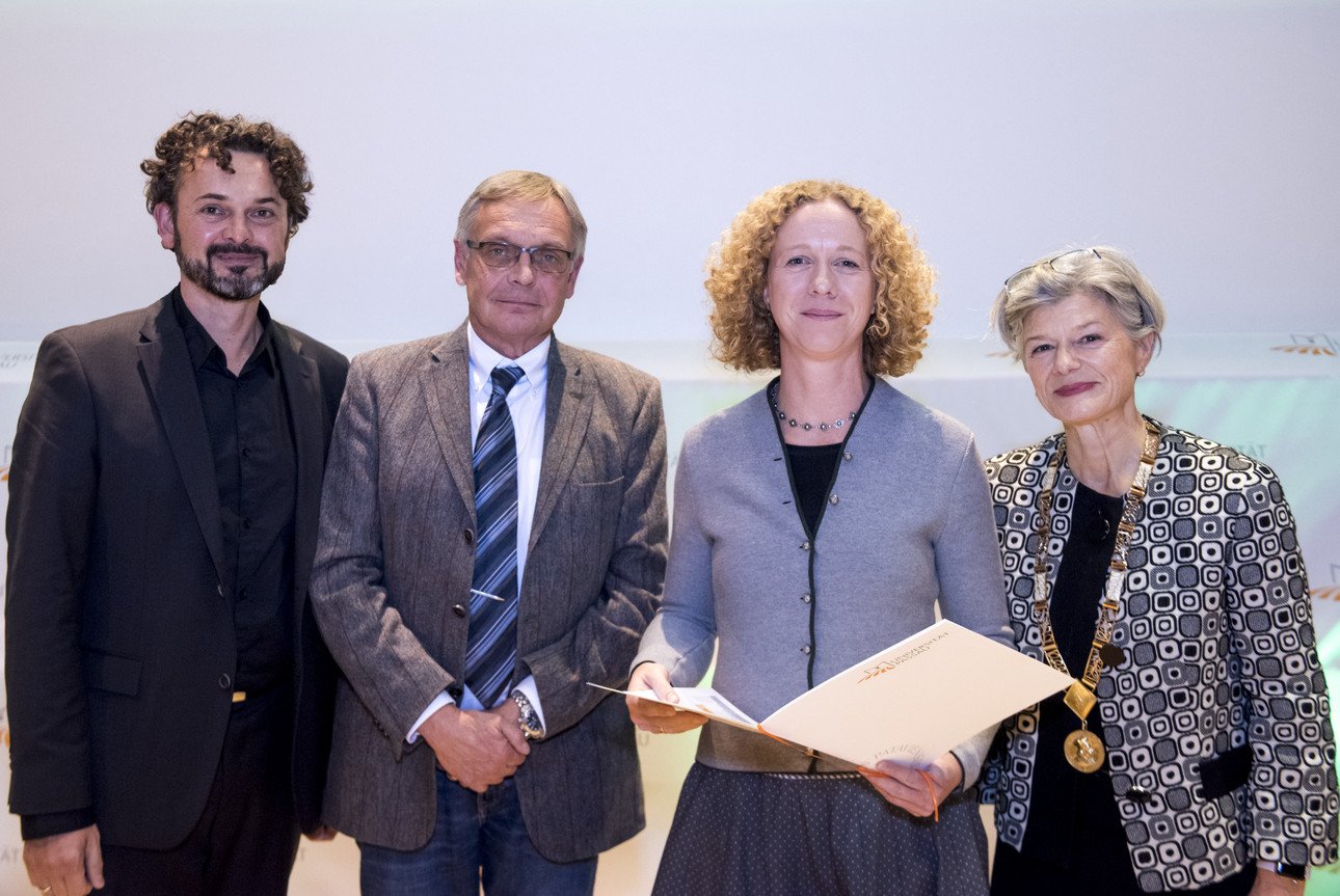 Preis&uuml;bergabe an Dr. Friederike Gr&uuml;ninger