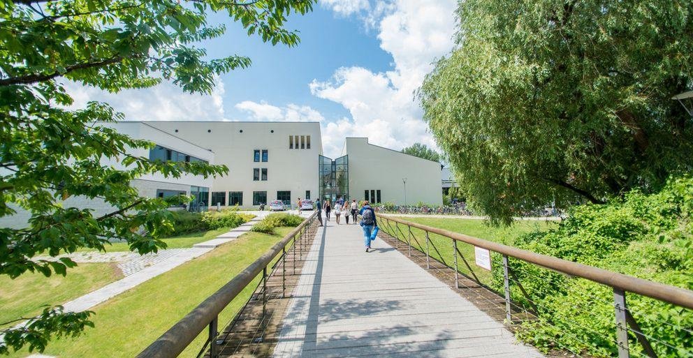 Foto: FIM Fakultätsgebäude - zwei Flügel verbunden durch ein gläsernes Atrium