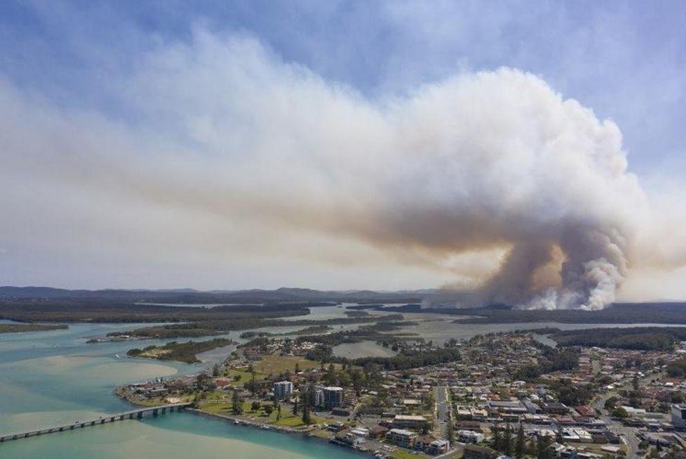 Bild aus 2020 von einer Rauchwolke über der australischen Stadt Tuncurry.