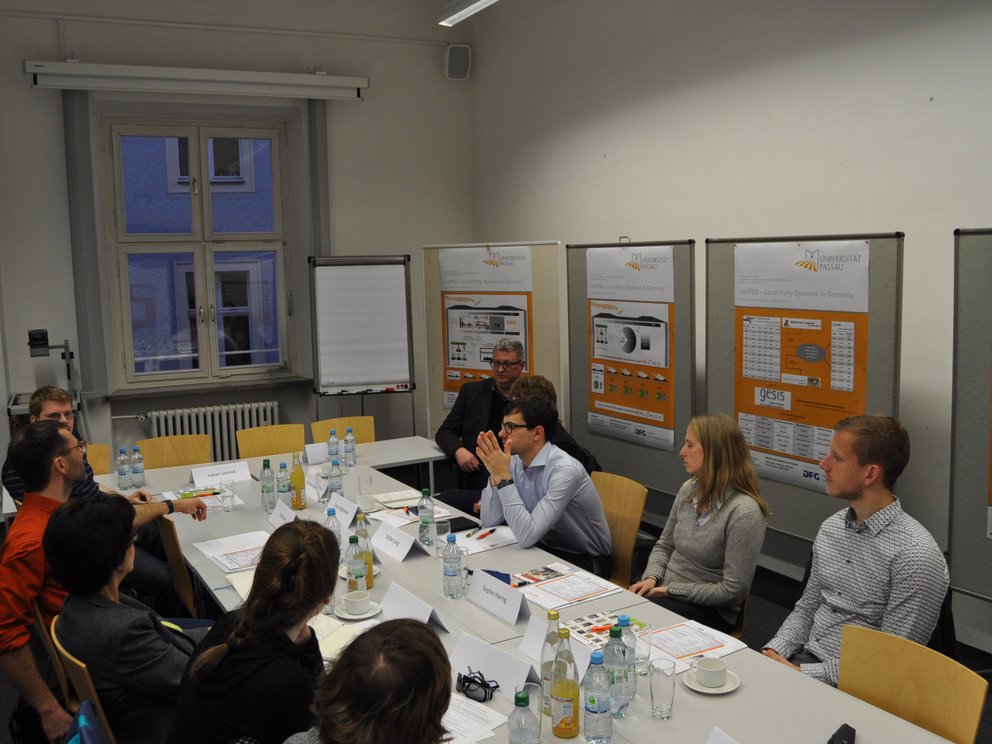 Die Workshop-Teilnehmenden didskutieren im Anschluss an die Postersession.