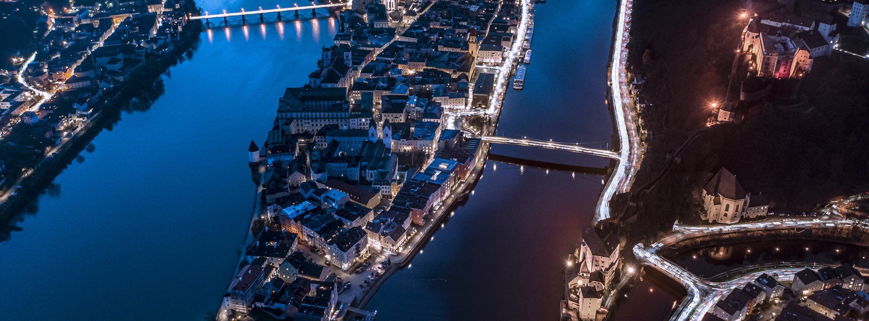 Luftbild der Ortsspitze von Passau bei Nacht