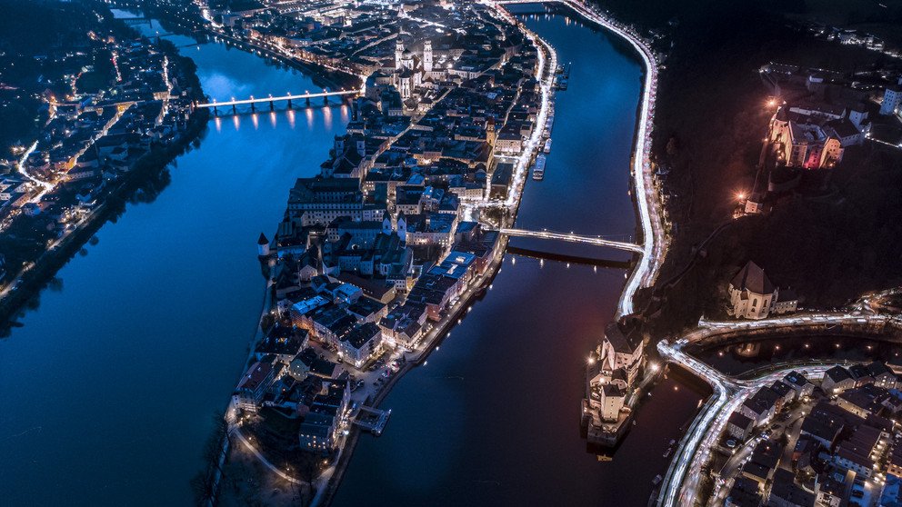 Luftbild der Ortsspitze von Passau bei Nacht