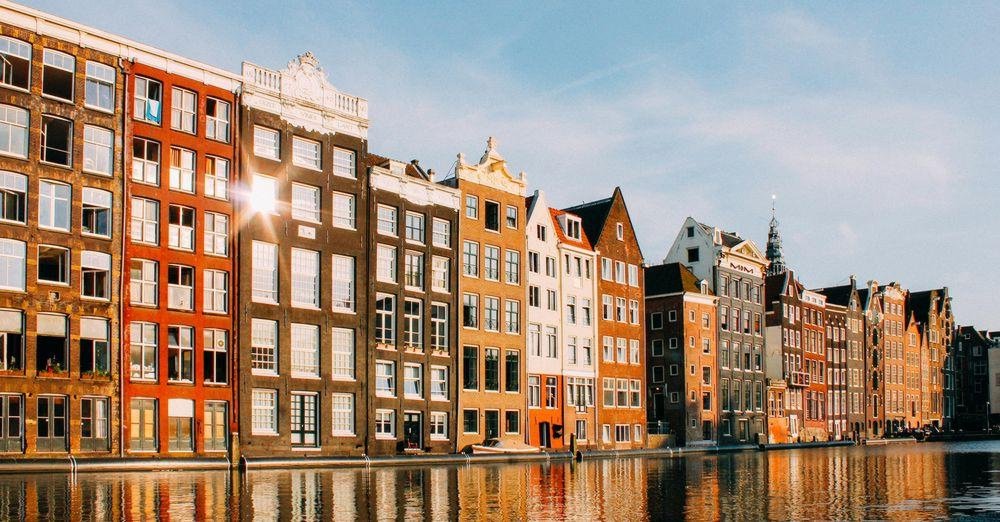 Gebäude am Wasser in Amsterdam, Niederlande