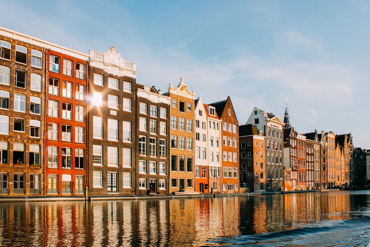 Geb&auml;ude am Wasser in Amsterdam, Niederlande