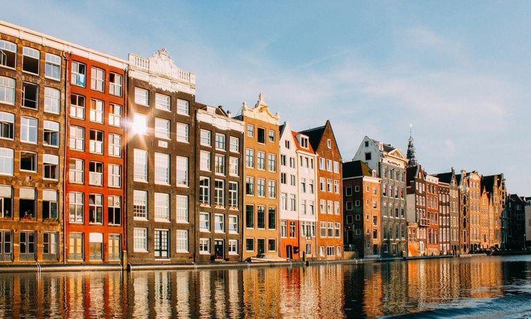 Gebäude am Wasser in Amsterdam, Niederlande