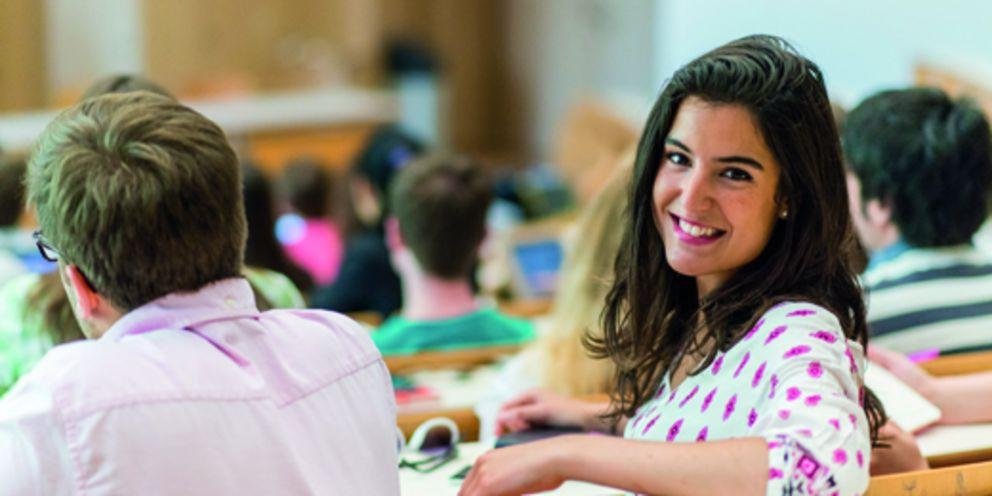 Studentin im Hörsaal