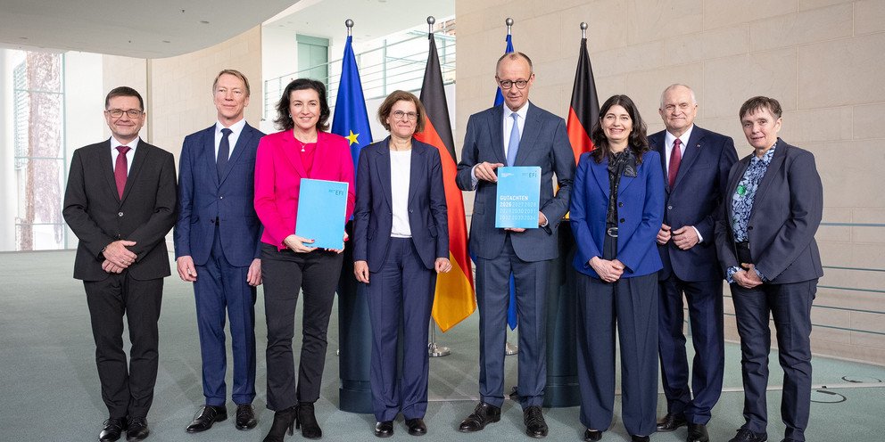 Die EFI Kommission bei der &Uuml;bergabe des Jahresgutachtens 2026 an Bundeskanzler Friedrich Merz: Guido B&uuml;nstorf (v.l.), Joachim Henkel, Dorothee B&auml;r, Irene Bertschek, Friedrich Merz, Carolin H&auml;ussler, Christoph M. Schmidt, Friederike Welter. Foto: Linda K&ouml;hler-Sandring