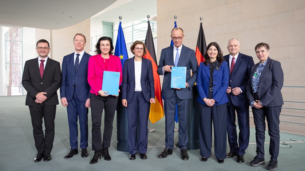 Die EFI Kommission bei der &Uuml;bergabe des Jahresgutachtens 2026 an Bundeskanzler Friedrich Merz: Guido B&uuml;nstorf (v.l.), Joachim Henkel, Dorothee B&auml;r, Irene Bertschek, Friedrich Merz, Carolin H&auml;ussler, Christoph M. Schmidt, Friederike Welter. Foto: Linda K&ouml;hler-Sandring