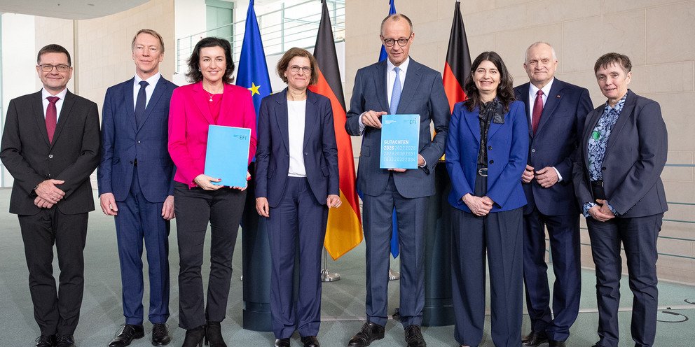 Die EFI Kommission bei der &Uuml;bergabe des Jahresgutachtens 2026 an Bundeskanzler Friedrich Merz: Guido B&uuml;nstorf (v.l.), Joachim Henkel, Dorothee B&auml;r, Irene Bertschek, Friedrich Merz, Carolin H&auml;ussler, Christoph M. Schmidt, Friederike Welter. Foto: Linda K&ouml;hler-Sandring