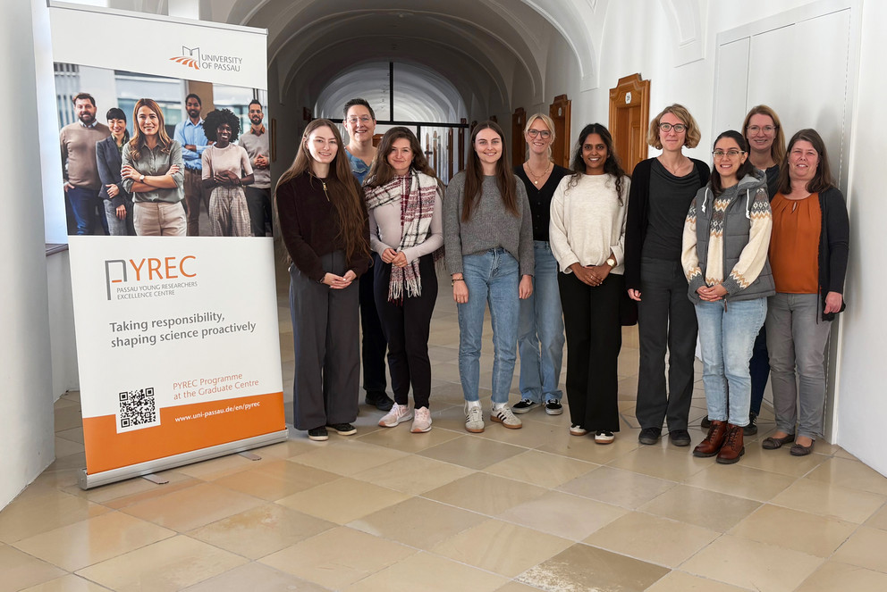Die neuen PYREC-Fellows mit den PYREC-Verantwortlichen der Universit&auml;t beim Auftakt-Retreat im Kloster Aldersbach: Christina Sch&auml;fer, Prof. Dr. Brigitte Forster-Heinlein, Silvia Haider, Charlotte H&ouml;ltl, Dr. Stefanie Meister, Abinaya Fernando, Johanna Sinn, Lucero Carballo Madrigal, Anneliese Fraser und Beata Haidn; nicht im Bild: Dr. D&ouml;rte Leusmann. Foto: Universit&auml;t Passau / Beata Haidn