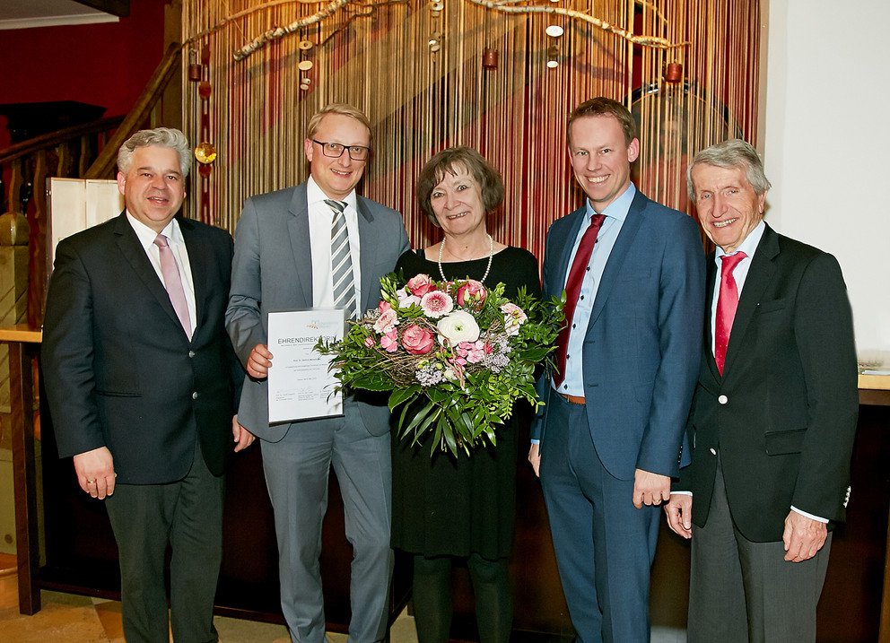 v.l. Kanzler Dr. Achim Dilling, Sprecher der Institutsleitung CenTouris Prof. Dr. Dirk Totzek, Prof. Dr. Gertrud Moosm&uuml;ller, Gesch&auml;ftsf&uuml;hrer CenTouris Dr. Stefan Mang, Akademischer Vater und Pr&auml;sident a.D. Prof. Dr. Walter Schweitzer. Foto: Josef Lang