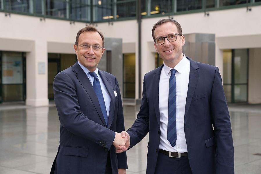 Prof. Dr. Jan H. Schumann (r.) übernimmt das Amt des Vizepräsidenten für Forschung an der Universität Passau von Prof. Dr. Robert Obermaier (l.). Foto: Universität Passau