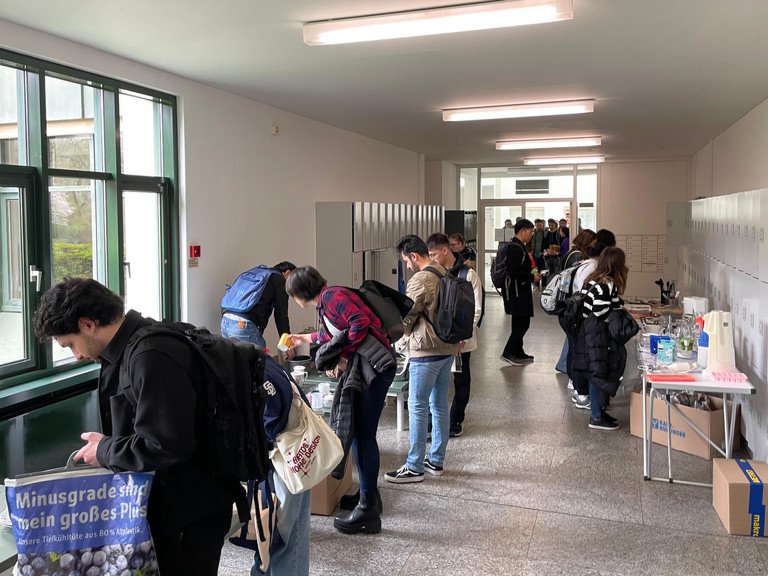 auschaktion von Haushaltsutensilien auf dem Campus der Uni Passau