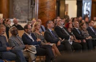[Translate to Französisch:] Es ist ein Bildausschnitt aus dem Publikum zu sehen.