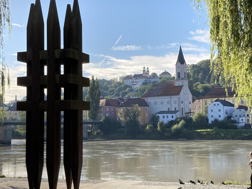 Aufnahme der Skulptur mit Blickrichtung Inn, im Hintergrund die Innstadt mit St. Gertraud und Mariahilfkirche
