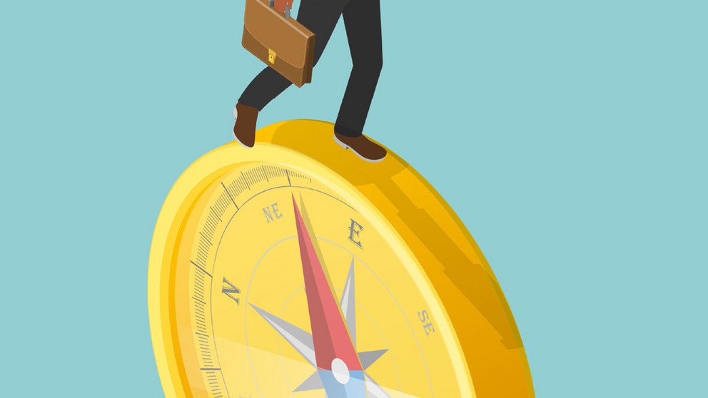 Person mit Fernglas auf Kompass_COLOURBOX67440746