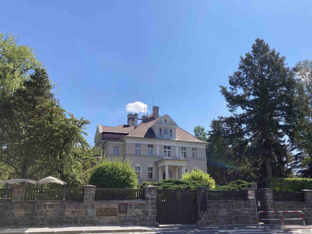 Fotografie pomn&iacute;ku a vily