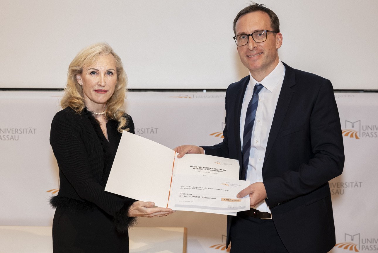 Prof. Dr.&nbsp;Christina Hansen, Vizepr&auml;sidentin f&uuml;r Internationales und Diversity und Prof. Dr. Jan Hendrik Schumann