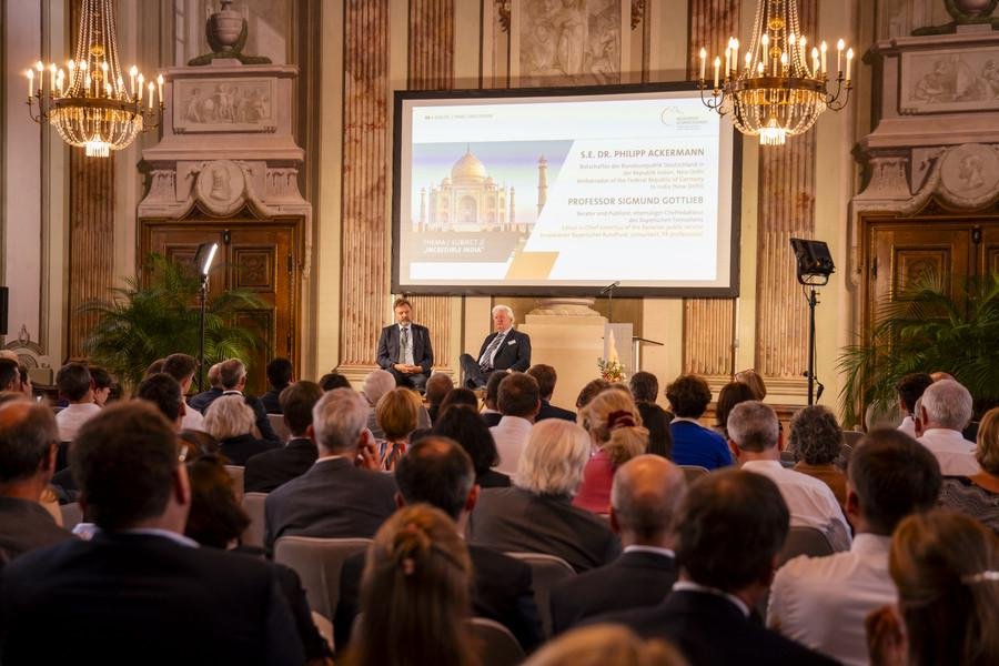 Berater und Publizist Prof. Sigmund Gottlieb (r.) im Gespräch mit dem deutschen Botschafter in der Republik Indien S.E. Dr. Philipp Ackermann beim Symposion des Neuburger Gesprächskreises, Foto: Universität Passau