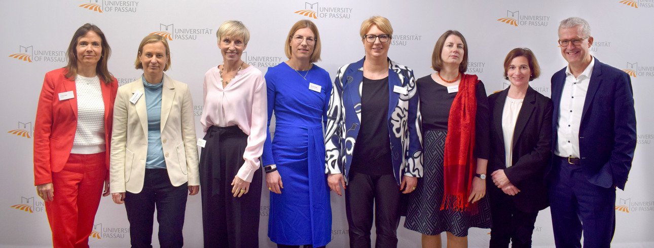 Von links nach rechts: Ursula Unger (Moderation), Martina Gutschick (Siemens Mobility GmbH), Siska Thiele (S&K Solutions GmbH), Dr. Anke Allenh&ouml;fer (Helsing), Sonja Pierer (Intel Germany Services GmbH), Dr. Franziska Hagedorn (Ausw&auml;rtiges Amt), Prof. Dr. Bettina Noltenius (Universit&auml;t Passau), Dr. Fritz Audebert (Neuburger Gespr&auml;chskreis); Foto: Universit&auml;t Passau