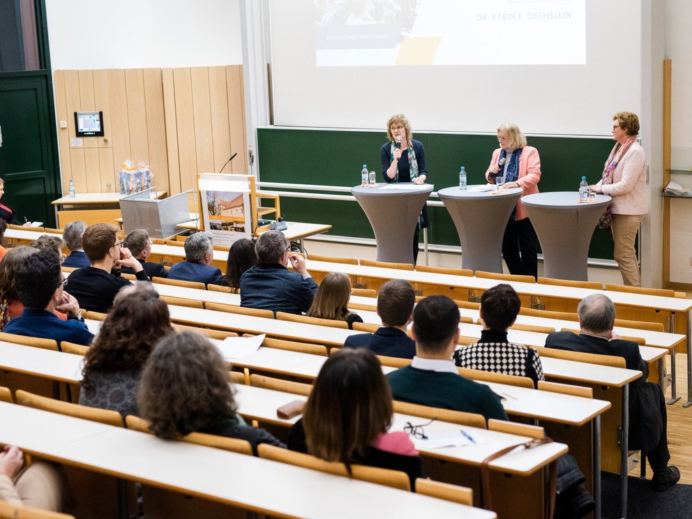 Von links: Prof. Dr. Jutta M&auml;gdefrau, Dr. Karin E. Oechslein und Monika Hohlmeier bei der anschlie&szlig;enden Diskussion