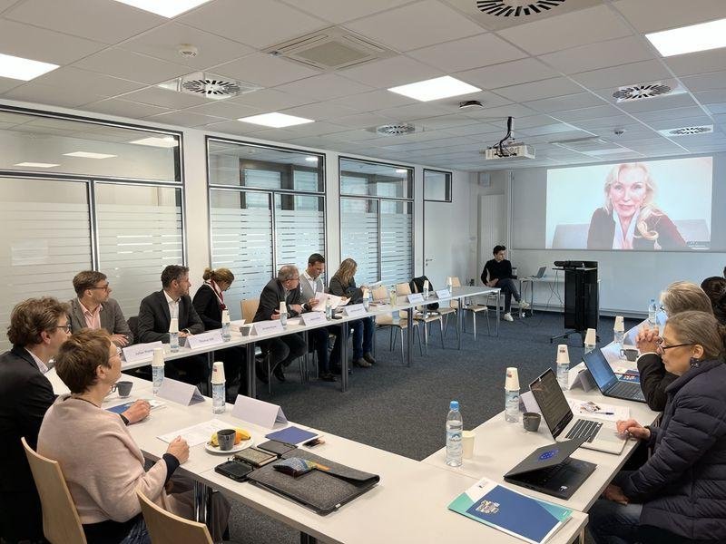 Prof. Dr. Daniel Göler, Inhaber des Jean-Monnet-Lehrstuhls für Europäische Politik (l.) und Claudia Crawford, Bundesministerin a.D. und Leiterin des Büros Multilateraler Dialog KAS in Wien (2.v.l.) sowie die Teilnehmer des Strategieworkshops im Gespräch mit Prof. Dr. Christina Hansen, Vizepräsidentin für Internationales und Diversity