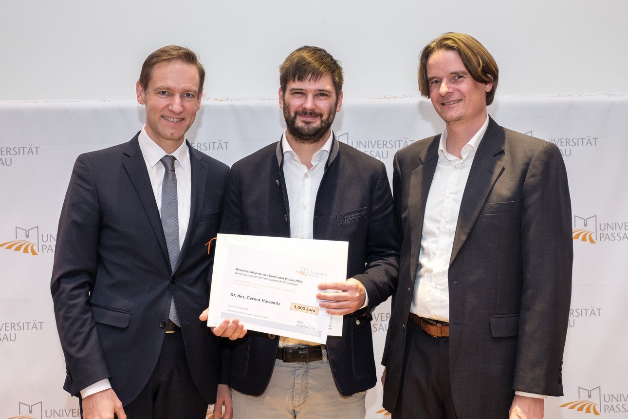 von links nach rechts: Regierungspr&auml;sident Rainer Haselbeck (Vorsitzender Verein der Freunde und F&ouml;rderer), Dr. des. Gernot Howanitz, M.A., Prof. Dr. Malte Rehbein