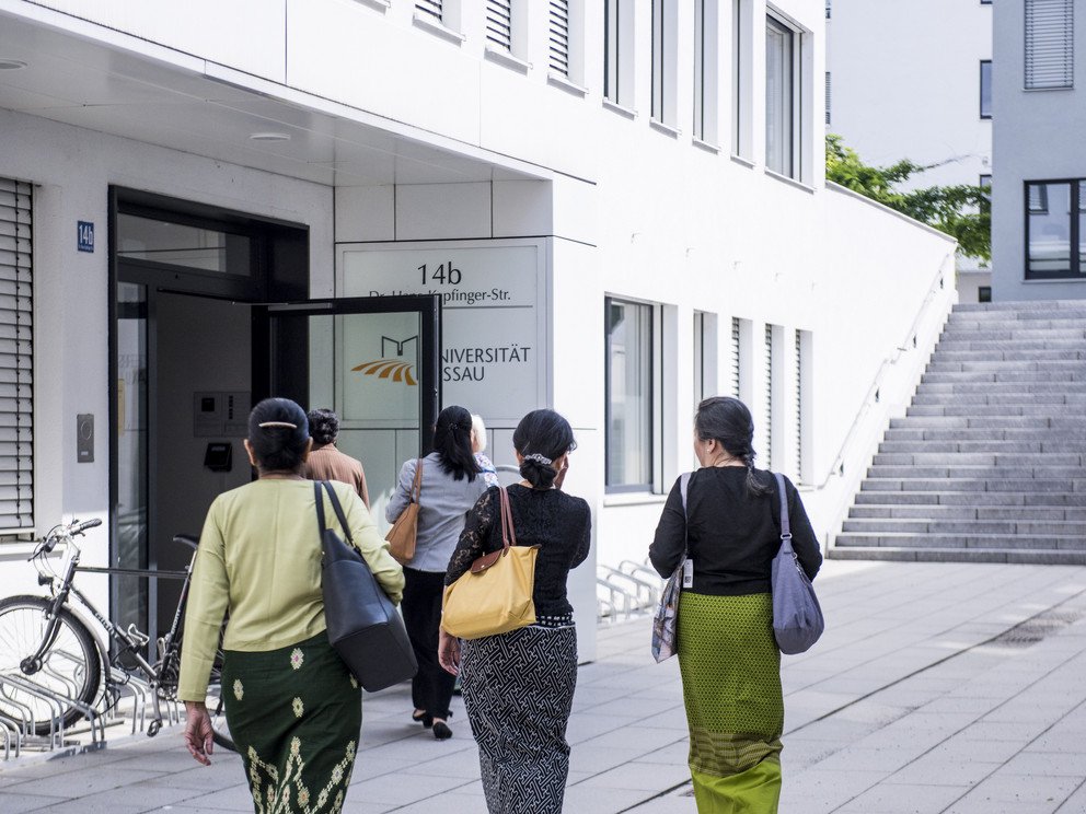 Gruppe vor dem Gebäude in der Dr-Hans-Kapfinger-Straße