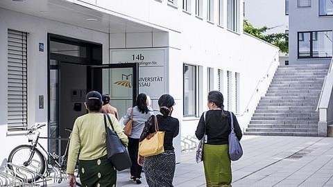 Gruppe vor dem Gebäude in der Dr-Hans-Kapfinger-Straße