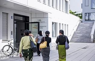 Group in front of the buildings at Dr-Hans-Kapfinger-Straße