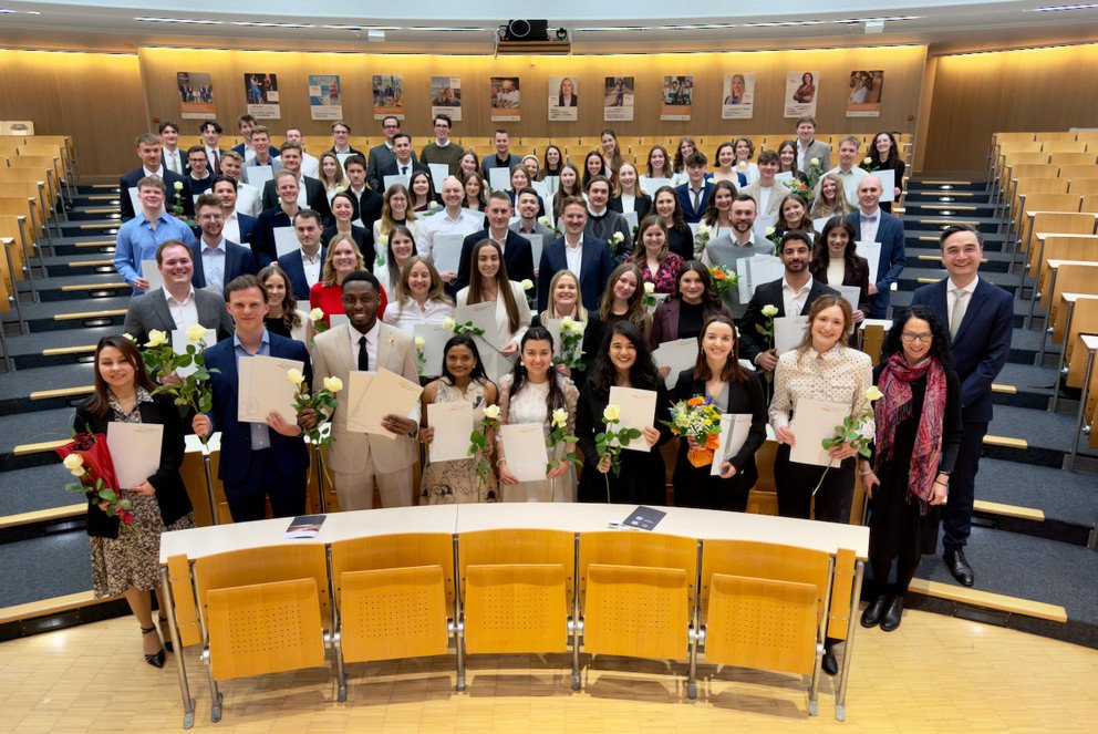 Die Geehrten der Wirtschaftswissenschaftlichen Fakult&auml;t mit Dekanin, Prof. Dr. Suleika Bort, und Studiendekan, Prof. Dr. Thomas Widjaja; Foto: Universit&auml;t Passau