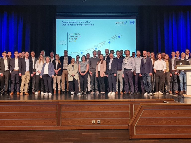 Im Projekt unIT-e² arbeiteten 30 Projektpartner zum Thema E-Mobilität zusammen; Foto: FfE