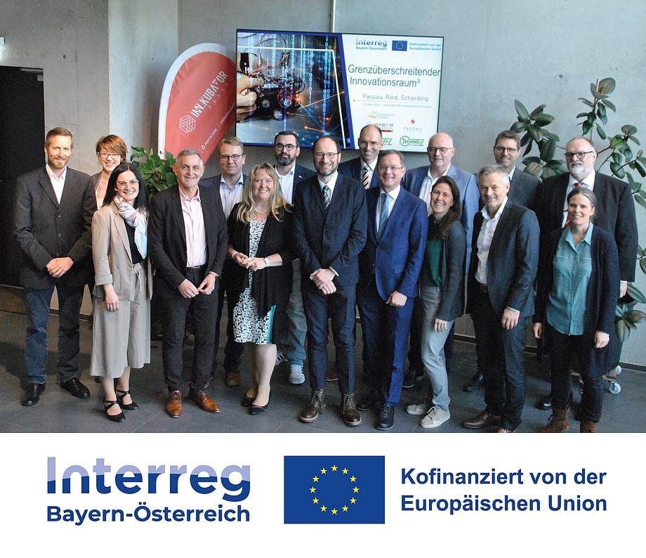 GIR³ Projektteam mit Projektlogo. Foto: Uni Passau. Grenzüberschreitender InnovationsRaum³