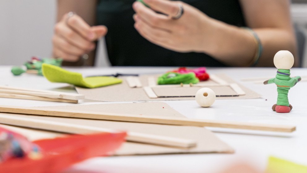 Bild zeigt Hände und verschiedenen Materialien