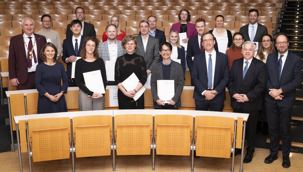 Präsident Prof. Dr. Ulrich Bartosch (2. Reihe 1.v.l.), Vizepräsidenten Prof. Dr. Jan Schumann (1. Reihe 3.v.r.) und Prof. Dr. Harald Kosch (1. Reihe 1.v.r.), Kanzler Dr. Achim Dilling (1. Reihe 2.v.r.) mit den Preisträgerinnen und Preisträgern und Festrednerin Friederike Dahns (1.Reihe 1. v.l.). Foto: Universität Passau