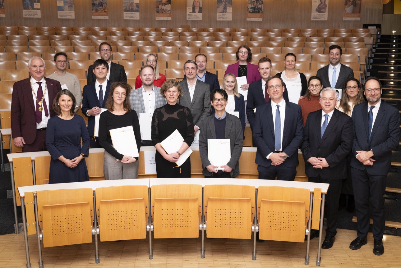 Pr&auml;sident Prof. Dr. Ulrich Bartosch (2. Reihe 1.v.l.), Vizepr&auml;sidenten Prof. Dr. Jan Schumann (1. Reihe 3.v.r.) und Prof. Dr. Harald Kosch (1. Reihe 1.v.r.), Kanzler Dr. Achim Dilling (1. Reihe 2.v.r.) mit den Preistr&auml;gerinnen und Preistr&auml;gern und Festrednerin Friederike Dahns (1.Reihe 1. v.l.). Foto: Universit&auml;t Passau