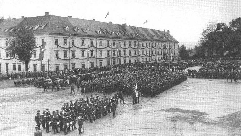 Truppenparade vor der "Somme-Kaserne"