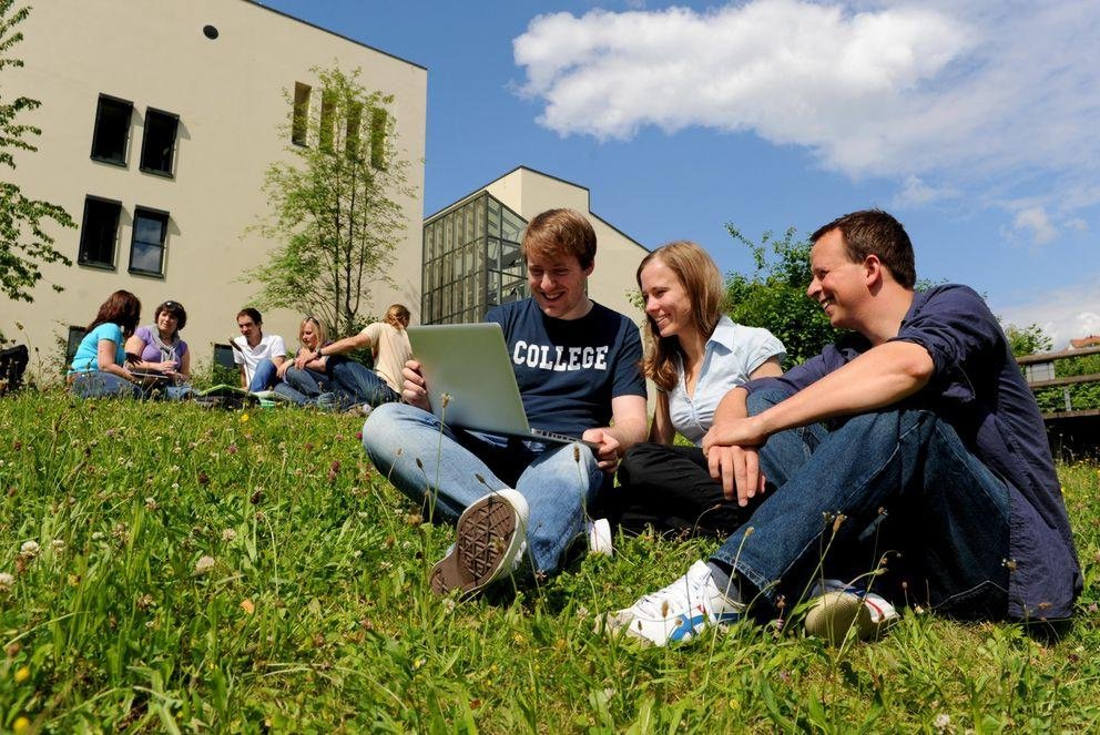 Schülerinnen und Schüler können beim Schnupperstudium unter anderem an Vorlesungen teilnehmen und den Campus der Uni Passau erkunden. Foto: Universität Passau