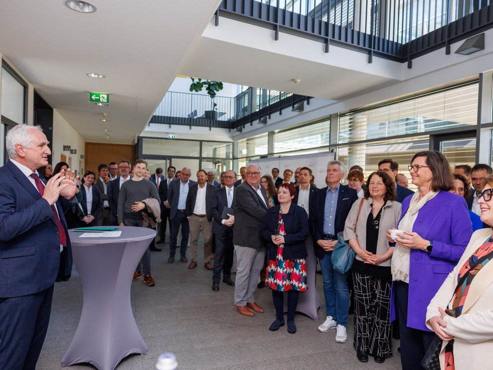 Landtagspräsidentin Ilse Aigner zu Besuch an der Universität Passau, rechts Präsident Prof. Dr. Ulrich Bartosch, links, Prof. Dr. Tomas Sauer; Foto: Universität Passau