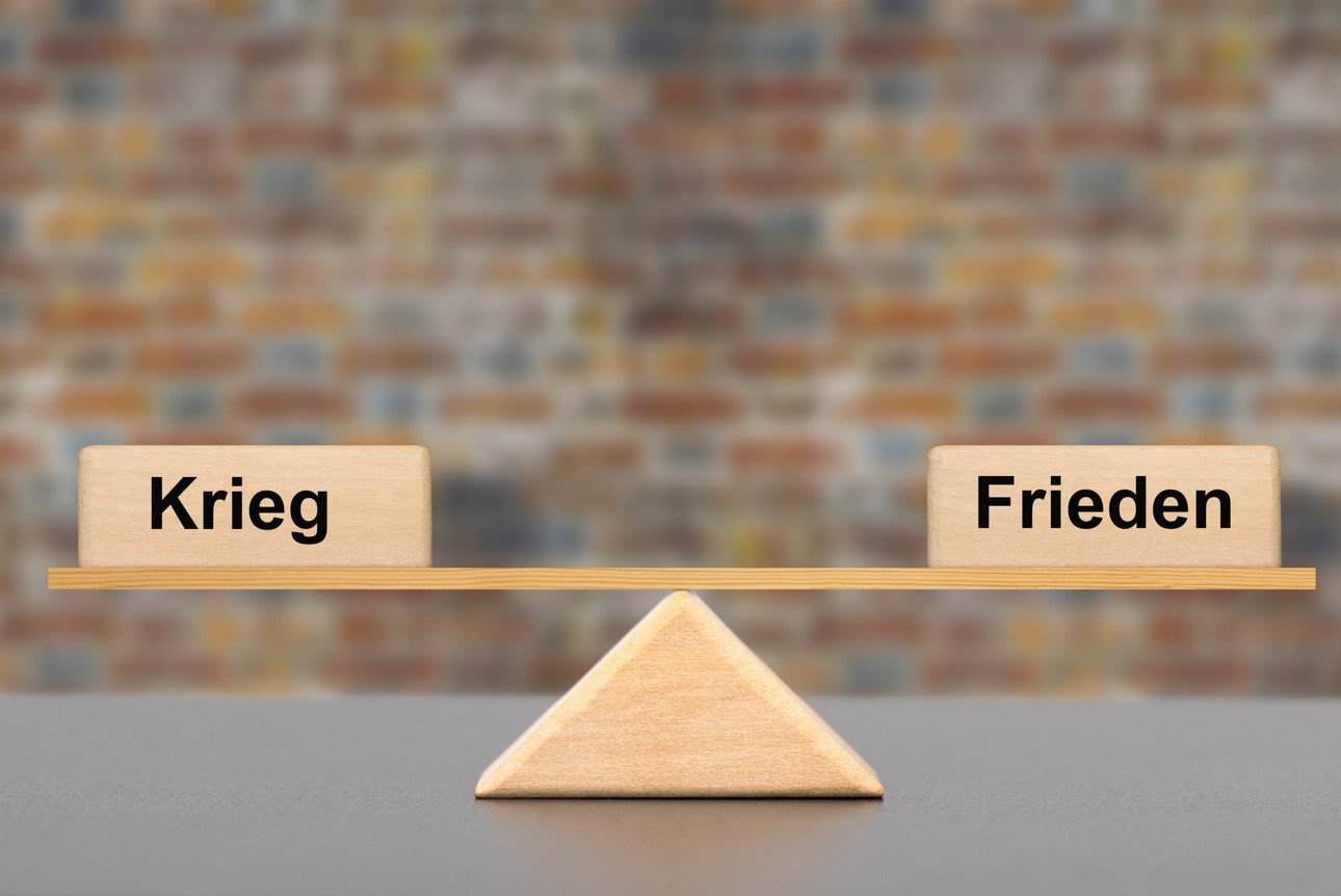 Waage "Krieg" und "Frieden"