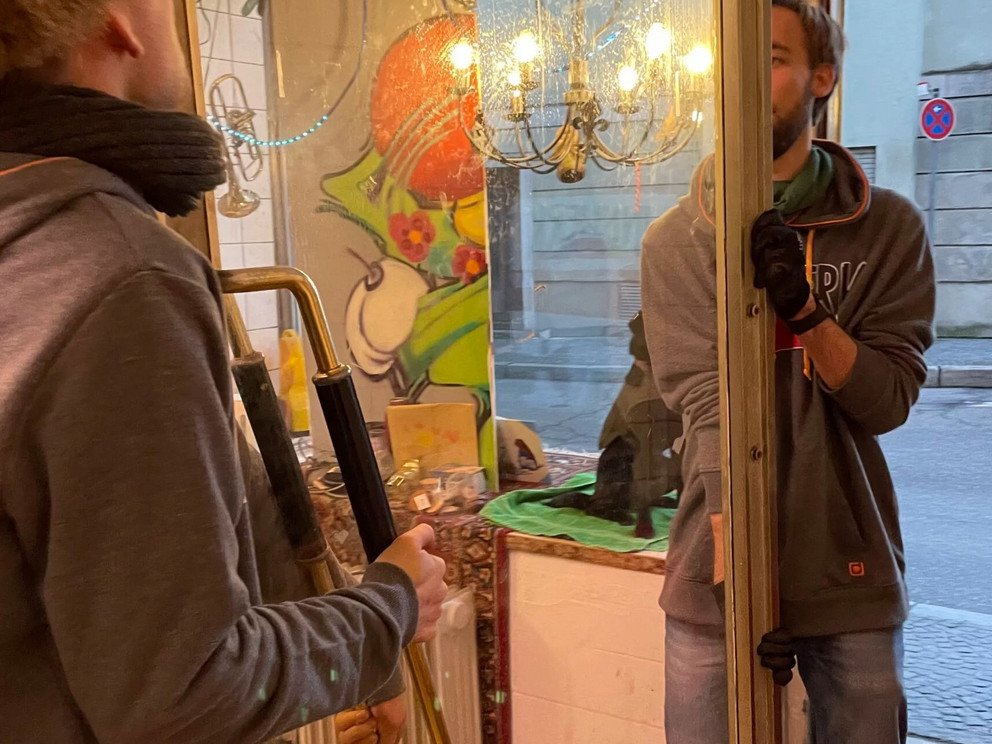 Zwei Studenten tragen Metallrahmen